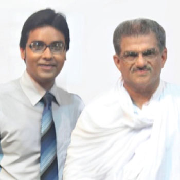 Image of Rahul Kapoor Mindset Coach with Veerendra Heggade Dharmadhikari (Hereditary Administrator) of the Dharmasthala Temple